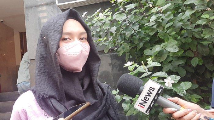 Anak kandung Bambang Pamungkas (Bepe), Jane Abell di Polda Metro Jaya, Semanggi, Jakarta Selatan, Senin (3/1/2022) menjadi saksi atas kasus penelantaran anak.