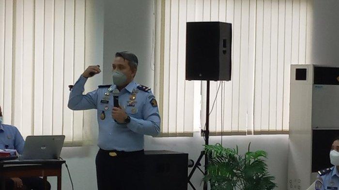 Kepala Bidang Intelijen dan Penindakan Keimigrasian (Kabid Gakim) Bandara Internasional Soekarno-Hatta, Andhika Pandu Kurniawan saat menyampaikan pergerakan WNA dan WNI yang datang dan pergi melalui Bandara Soekarno-Hatta selama tahun 2021, Kamis (30/12/2021).