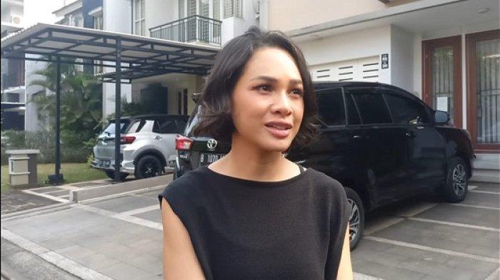Penyanyi Andien saat melayat Reza Gunawan-suami Dee Lestari, di BSD City, Kota Tangerang Selatan, Selasa (6/9/2022).