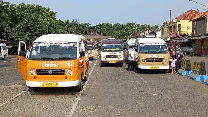 Angkutan Umum Kota Tangerang, Si Benteng terparkir menunggu jadwal beroperasi di Terminal Cimone, Tangerang.