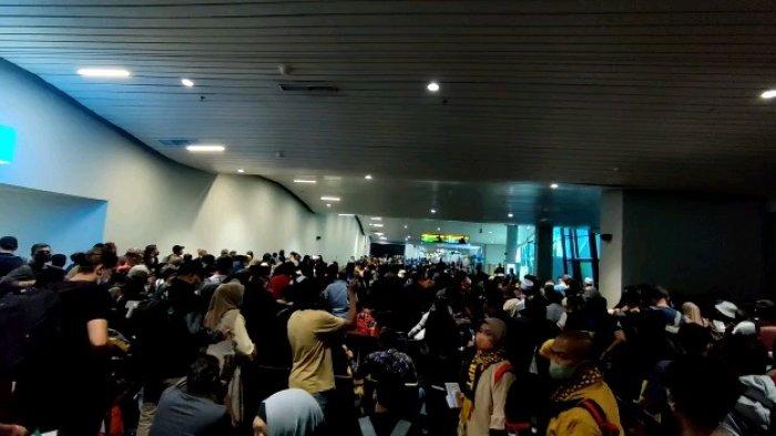 Antrean Penumpang di Area Tes PCR Terminal 3 Kedatangan Internasional Bandara Soekarno-Hatta, Tangerang, Minggu (27/3/2022)
