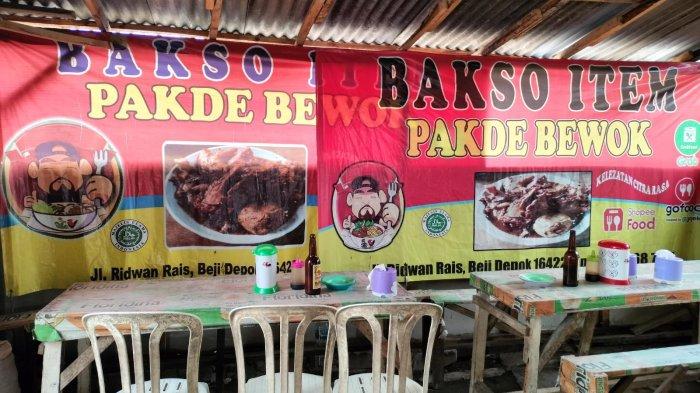 Bakso Item Pakde Bewok, lokasinya tepat berada di pojok perempatan Jalan Ridwan Rais yang bersinggungan dengan Jalan Walet dan Jalan Lengkeng, Beji, Kota Depok, Jawa Barat.