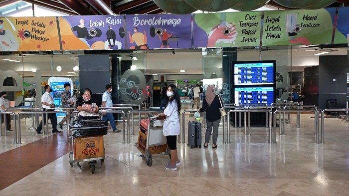 Penumpang pesawat di Bandara Soekarno Hatta mulai mengantre pada H-7 Hari Raya Lebaran 2022, Senin (25/4/2022).