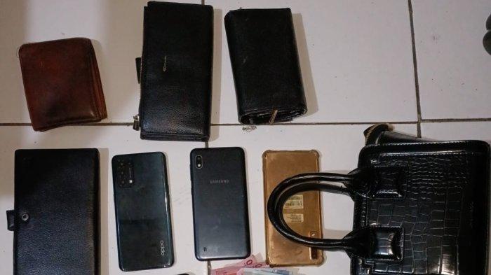 Barang bukti hasil kejahatan oleh tiga pelaku pencurian tas yang beraksi di Mall CBD Ciledug, Kota Tangerang berhasil diringkus aparat Polsek Ciledug.