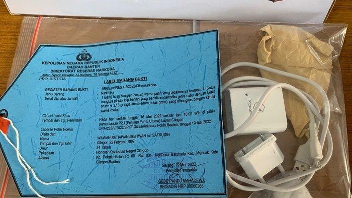 Barang bukti berupa charger ponsel kasus penyelundupan narkoba di Lapas Cilegon ditunjukkan saat Konfrensi Pers Polda Banten di Lapas Cilegon, Jumat (20/5/2022).