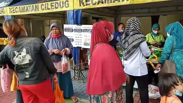 Bazar murah di pelataran Kantor Kecamatan Ciledug, Kota Tangerang, Senin (12/9/2022).