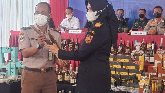 Bea Cukai Bandara Soekarno-Hatta saat menggelar jumpa pers terkait pemusnahan barang-barang ekspor-impor ilegal senilai Rp 6,8 miliar, Selasa (13/9/2022).