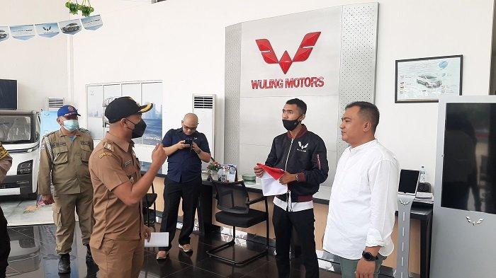 Lurah Ciputat Iwan Pritiasya memberikan bendera Merah Putih kepada pelaku usaha yang belum memasang bendera sebagai untuk merayakan Hari Kemerdekaan RI, Senin (15/8/2022).
