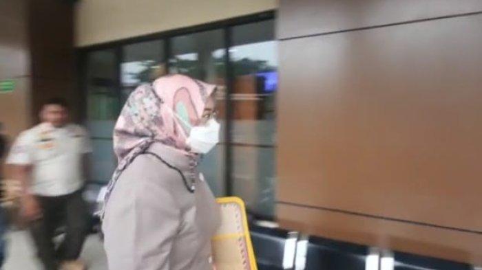 Bupati Purwakarta, Anne Ratna Mustika alias Ambu Anne saat tiba di Pengadilan Agama Purwakarta untuk menghadiri sidang keempat gugatan cerainya pada Dedi Mulyadi, Selasa (8/11/2022).