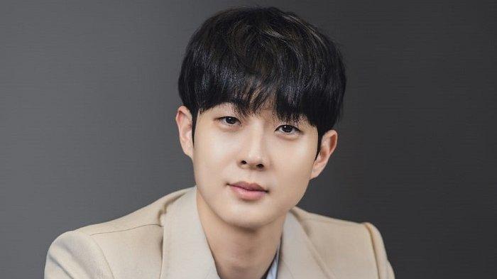 Aktor Choi Woo Shik pernah tinggal di Kanada selama bertahun-tahun. Kemudian, dia kembali ke Korea untuk membangun kariernya sebagai bintang Korea.