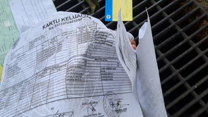 Kertas data pasien berserakan di depan SPARK, seberang tol S.Parman, Kecamatan Tanah Abang, Jakarta Pusat, Minggu (30/10/2022).