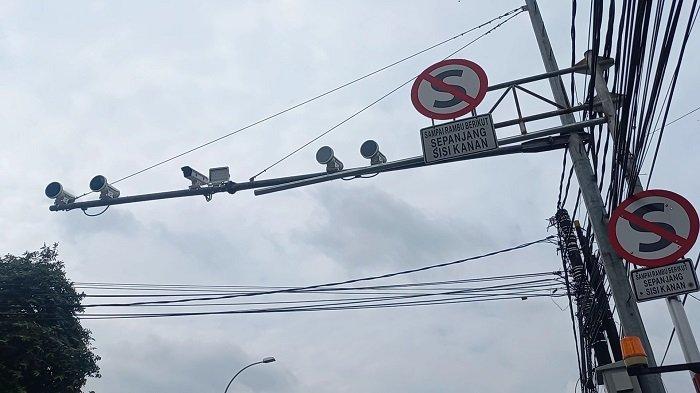 Tilang Elektronik atau ETLE dipasang di Jalan Daan Mogot KM.27, tepatnya di depan Kantor PLN dan restaurant cepat saji MCD Tangerang, Senin (9/1/2023). Tilang elektronik ini mulai diterapkan di Kota Tangerang hari ini.