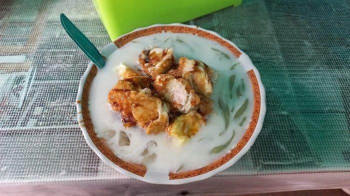 Es Dawet Durian Pak Slamet berlokasi di Jalan Balai Rakyat, Pondok Bambu, Kecamatan Duren Sawit, Jakarta Timur, Kamis (3/11/2022). Seporsi es dawet durian ini dipatok Rp 15.000.