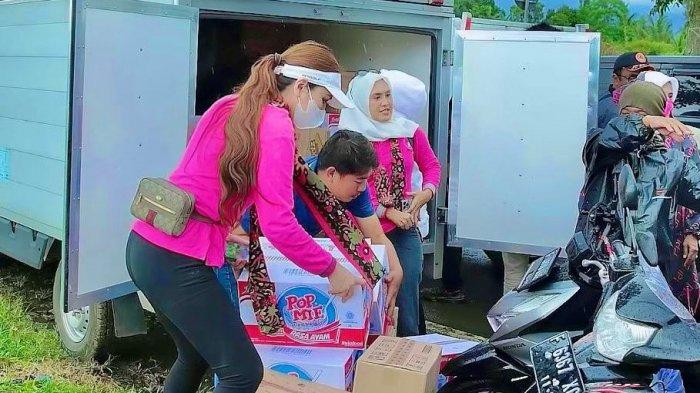 Heni Tania turun langsung menyalurkan bantuan ke lokasi penampungan korban gempa Cianjur, Jawa Barat, Sabtu (26/11/2022).