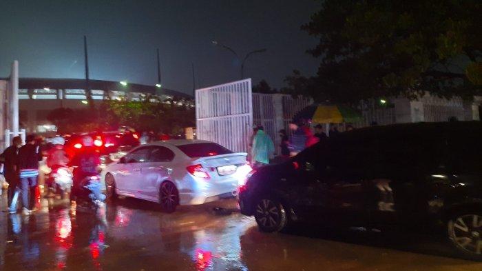 Menjelang pertandingan FIFA Matchday kedua antara Indonesia melawan Curacao pada Selasa (27/9/2022) malam ini, hujan mengguyur wilayah Stadion Pakansari, Cibinong, Kabupaten Bogor.