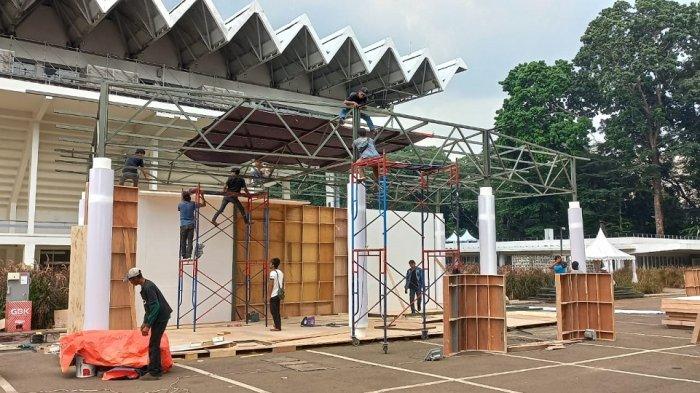 Para pekerja tengah mempersiapkan Istora Senayan, Jakarta jelang dihelatnya Indonesia Masters 2022 pada 7 - 12 Juni mendatang, Kamis (2/7/2022)