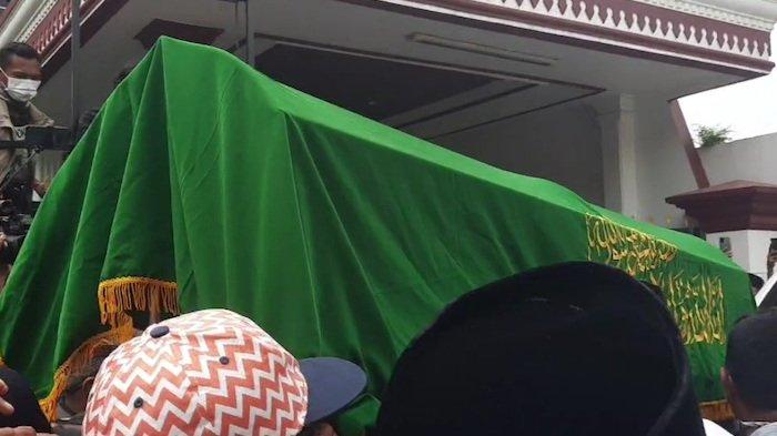 Jenazah Haji Lulung tiba di rumah duka di kawasan Jakarta Barat pukul 13.00 WIB