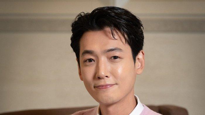 Aktor Korea Jung Kyung Ho mengatakan bahwa kisah asmaranya sama dengan aktor Ma Dong Seok yang menjalin tali cinta lama dengan kekasihnya sebelum memutuskan untuk menikah.