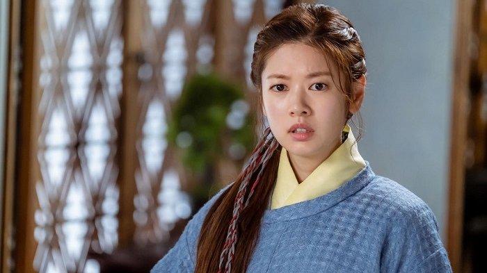 Jung So Min dalam drama Korea Alchemy of Souls. Dalam episode berikutnya, Jung So Min tidak bisa mengendalikan perasaan cintanya terhadap Lee Jae Wook. Lanjutan drama Korea ini akan ditayangkan, Jumat (22/7/2022) malam imi.