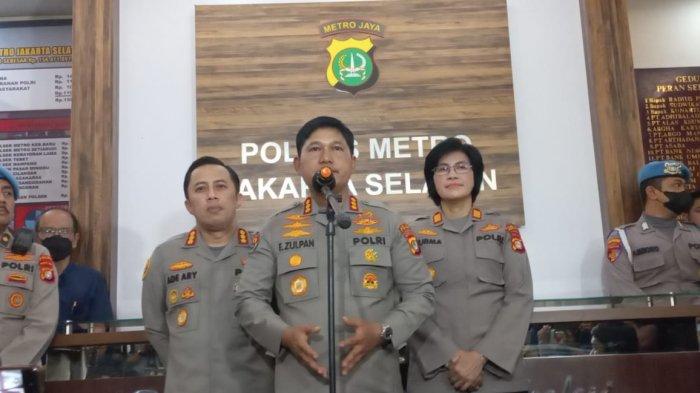 Kabid Humas Polda Metro Jaya Kombes Endra Zulpan saat memberikan keterangan pers terkait penetapan tersangka Rizky Billar atas dugaan kekerasan dalam rumah tangga (KDRT) pada istrinya, Lesti Kejora di Polres Metro Jakarta Selatan, Rabu (12/10/2022) malam.