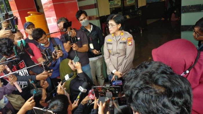 Kasi Humas Polres Metro Jakarta Selatan, AKP Nurma Dewi saat memberikan keterangan pers terkait pemeriksaan Rizky Billar di Polres Metro Jakarta Selatan, Rabu (12/10/2022)
