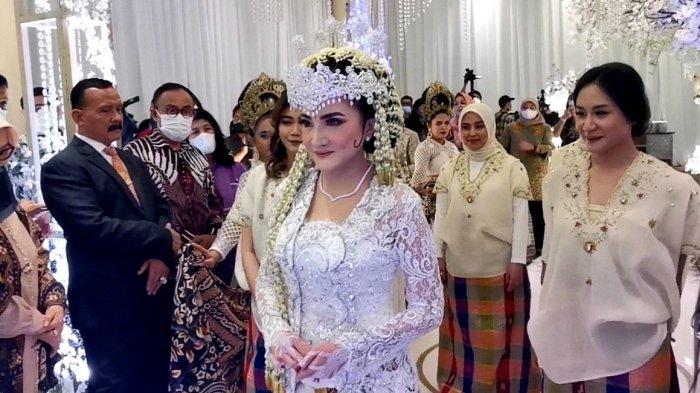 Kiki Amalia saat melangsungkan pernikahannya dengan Agung Nugraha di The Ritz Carlton Mega Kuningan, Jakarta Selatan, Minggu (27/11/2022).