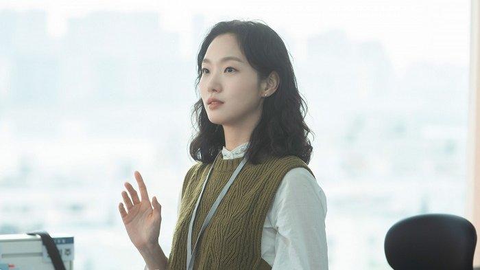 Kim Go Eun tampil dalam drama Korea terbaru berjudul Little Women. Dia berperan sebagai kakak tertua yang ingin mengangkat keluarganya keluar dari kemiskinan.