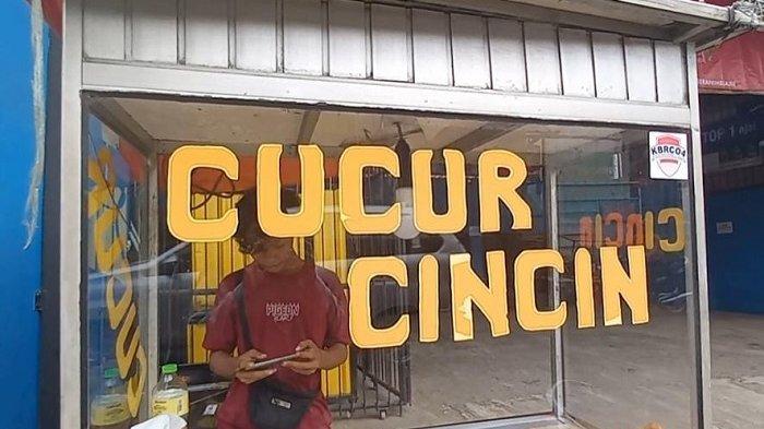 Gerobak jualan kue cincin dan kue cucur di Rawalumbu, Kota Bekasi.