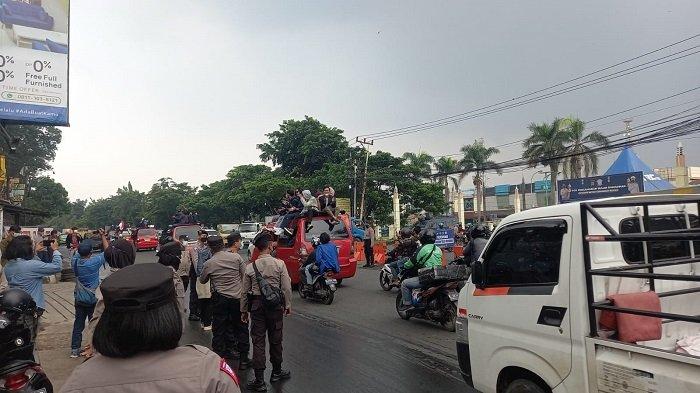 Polisi mengawasi ratusan Mahasiswa dari berbagai kampus di Kota Tangerang yang naik angkutan umum menuju DPR RI, Senin (11/4/2022) untuk melakukan aksi unjuk rasa.