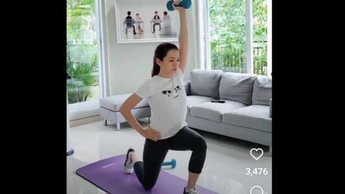 Maya Septha memilih olahraga angkat beban untuk menurunkan berat badannya yang sempat bertambah saat pandemi Covid-19.