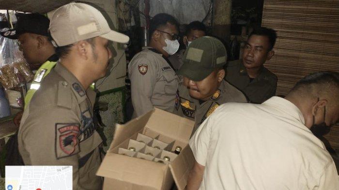 Menjelang Natal dan Tahun Baru (Nataru) Satpol PP Kota Tangerang melakukan razia dengan menggrebek warung jamu dan klontong yang menjajakan minuman keras (miras), Jumat (9/12/2022).