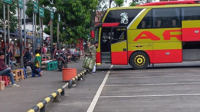 Penumpang bus mudik Lebaran lebih awal melalui Terminal Poris Plawad, Kota Tangerang, Rabu (13/4/2022).