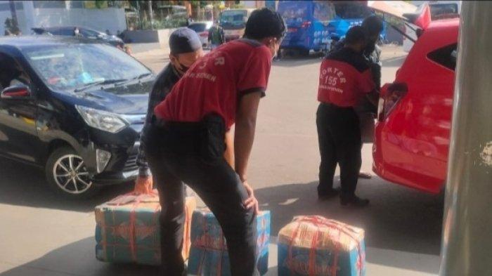 Para porter di Stasiun Pasar Senen, Kecamatan Senen, Jakarta Pusat, sedang mengangkat barang bawaan penumpang, Jumat (6/5/2022).