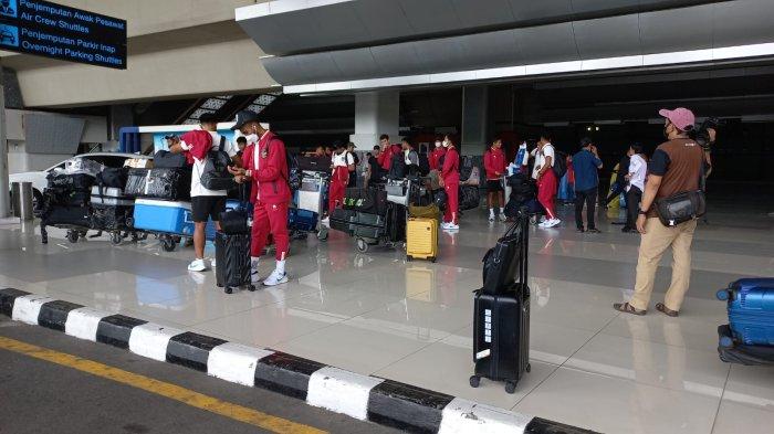 Para pemain timnas Indonesia tiba di Bandara Soekarno-Hatta, Selasa (10/1/2023) usai gagal menuju ke Final Piala AFF 2022. Mereka tidak dijemput pengurus PSSI bahkan harus duduk lesehan tunggu bus jemputan.