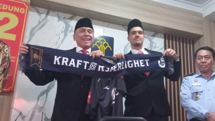 Pemain naturalisasi Shayne Elian Jay Pattynama bersama Ketua Umum PSSI, Mochamad Iriawan di kantor Wilayah Kemenkumham Republik Indonesia, Jakarta, Selasa (24/1/2023).