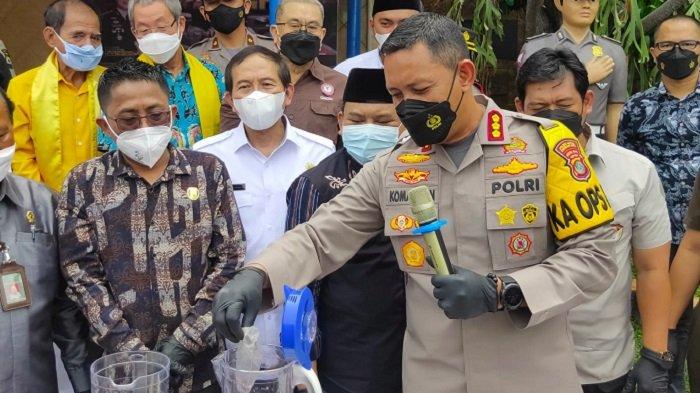 Kapolres Metro Tangerang Kota Kombes Komarudin memusnahkan narkoba jenis sabu dan ekstasi menggunakan cara diblender di Mapolres Metro Tangerang Kota agar masyarakat dapat menjalan ibadah puasa Ramadhan lebih nyaman, Rabu (30/3/2022).