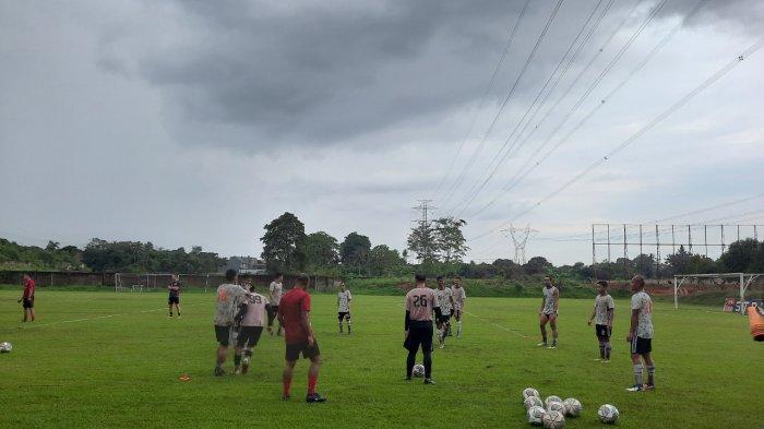 Persija Jakarta menggelar latihan perdana usai libur Tahun Baru 2023 pada Rabu (4/1/2023) sore. Latihan ini disaksikan ratusan Jakmania dari berbagai daerah di Jabodetabek.
