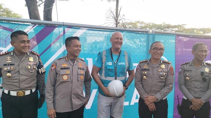 Jajaran kepolisian seusai melakukan pemeriksaan sirkuit Formula E untuk memastikan keamanan saat H-5 ajang balapan Formula E, di Ancol, Jakarta Utara, Senin (30/5/2022).