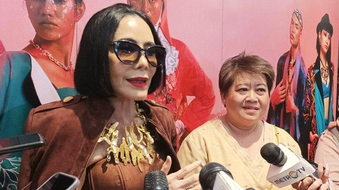 Ketua APPMI dan Presiden IFW Poppy Dharsono (kiri) ketika ditemui di Gedung Sarinah, Thamrin, Jakarta Pusat, Jumat (20/1/2023) disela acara peragaan busana yang memperkenalkan sulan karawo dari Provinsi Gorontalo.