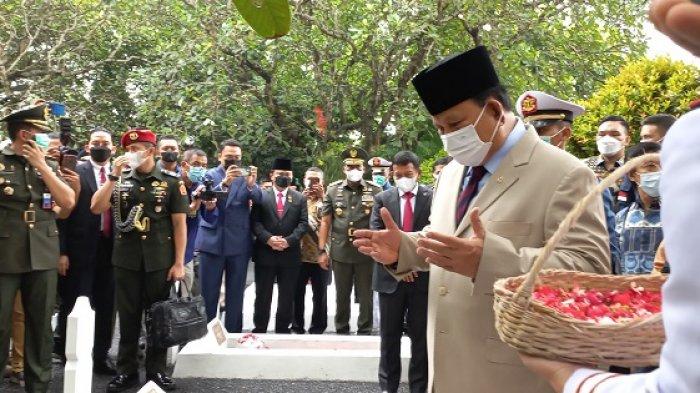 Menhan Prabowo Subianto Ziarah makam saat acara Peringatan ke-76 Hari Bakti Taruna, di TMP Taruna, Kota Tangerang, Rabu (26/1/2022).