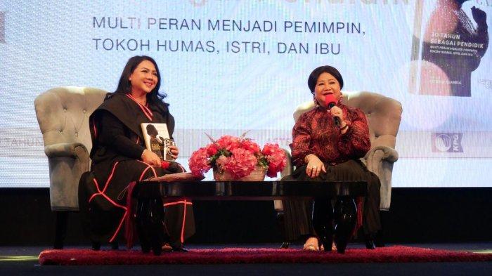 Prita Kemal Gani saat meluncurkan buku biografi berjudul: 'Prita Kemal Gani, 30 Tahun Sebagai Pendidik. Multi Peran Menjadi Pemimpin, Tokoh Humas, Istri, dan Ibu' di kampus LSPR Jakarta, Rabu (30/11/2022).