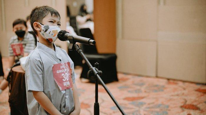 Para peserta di babak Grand Final EF Spelling Bee 2022 telah menunjukkan keterampilan mengeja yang memukau para dewan juri