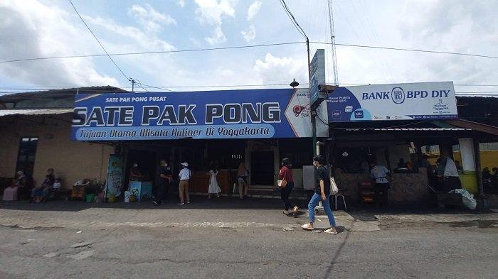 Sate Pak Pong di Jalan Sultan Agung No.18, Jejeran II, Wonokromo, Kecamatan Pleret, Kabupaten Bantul, Daerah Istimewa Yogyakarta.