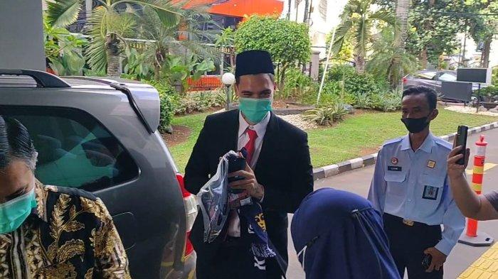 Calon pemain naturalisasi Indonesia, Shayne Pattynama saat tiba di Kanwil Kemenkuham DKI Jakarta untuk menjalani proses pengambilan sumpah sebagai Warga Negara Indonesia (WNI), Selasa (24/1/2023).