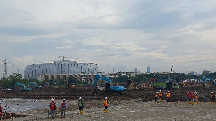 Pekerja sedang sibuk melakukan pengerjaan sirkuit Formula E, di Ancol, Jakarta Utara, Rabu (23/2/2022). Saat ini pembangunan sirkuit formula E sudah berjalan 28,50 persen.