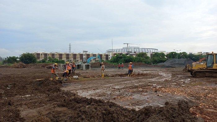 Suasana pengerjaan pembangunan proyek sirkuit Formula E di Kawasan Ancol, Jakarta Utara, Rabu (23/2/2022).