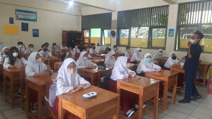 Ratusan siswa SMPN 239 Jakarta di Jalan Nangka, Kelurahan Tanjung Barat, Kecamatan Jagakarsa, Jakarta Selatan menjalani masa pengenalan lingkungan sekolah (MPLS) Senin (11/7/2022)