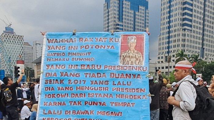 Sosok kakek Suwono (60 tahun) yang menggendong karton biru bertuliskan 'Aku Presiden', di tengah demo 411, Kawasan Patung Kuda, Jalan Medan Merdeka Barat, Kecamatan Gambir, Jakarta Pusat, Jumat (4/11/2022).