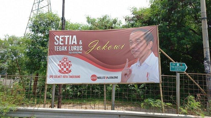 Spandung berisi dukungan terhadap Presiden Joko Widodo membentang di pinggir Jalan MH Thamrin, tepatnya di pintu keluar tol Kebon Nanas menuju Kota Tangerang. Spanduk ini diduga di pasang Kamis (7/4/2022) dini hari.