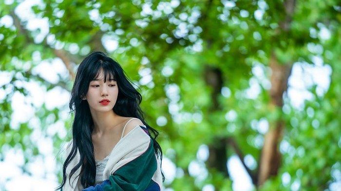 Suzy bermain dalam drama Korea terbaru berjudul Doona. Dia berperan sebagai mantan bintang K-pop yang tinggal satu rumah dengan mahasiswa baru diperankan Yang Se Jong.